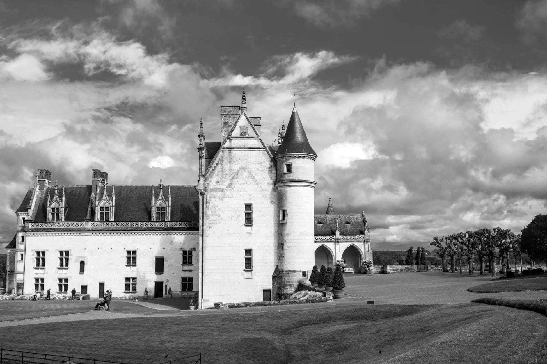 Czarno-białe ujęcie zamku Château d’Amboise pod dramatycznym niebem
