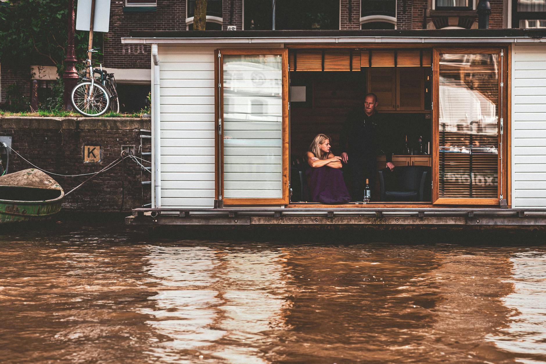Hausbota zacumowana przy spokojnym kanale w Amsterdamie