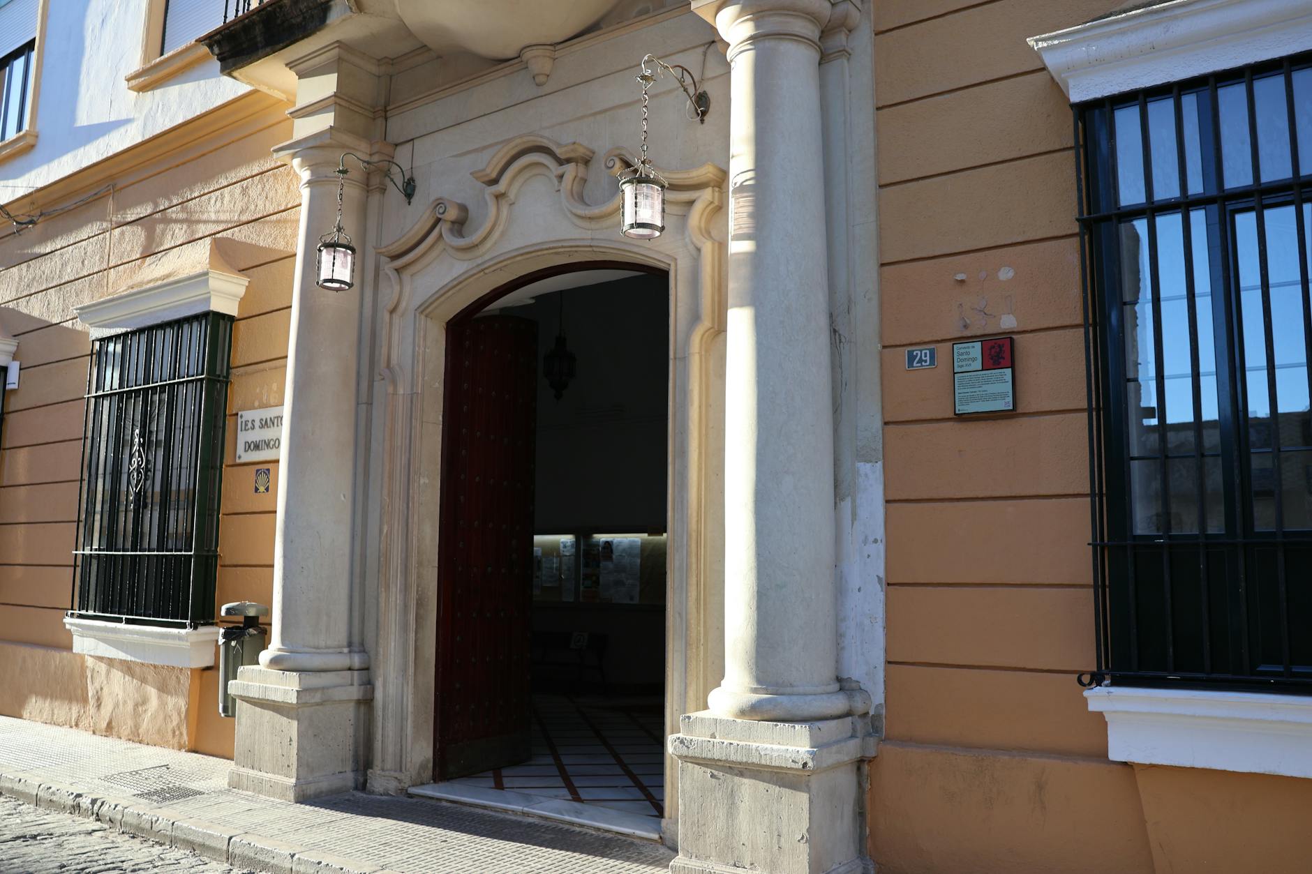 Kamienna brama wejściowa do Santo Domingo w zabytkowej zabudowie