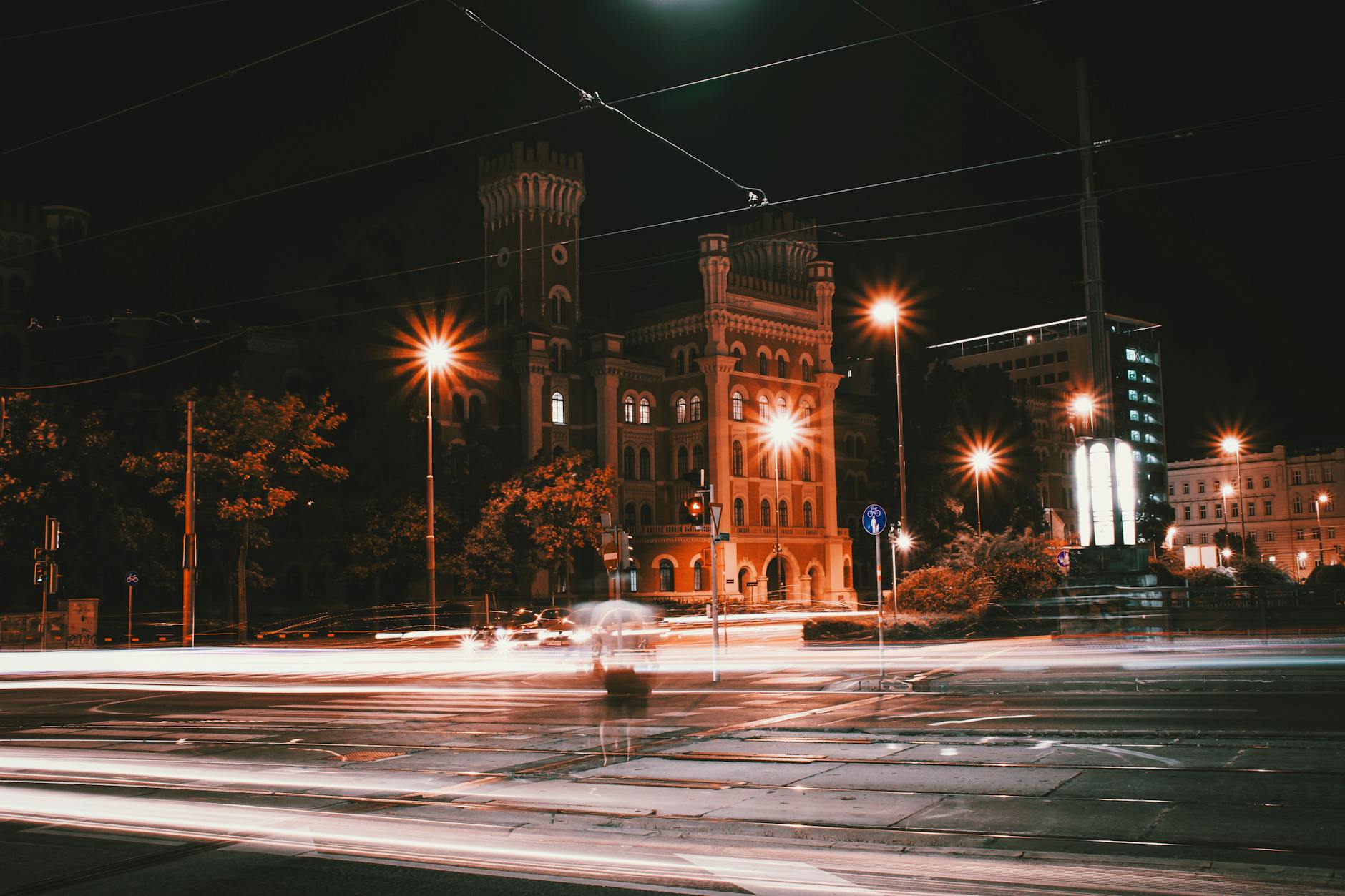 Nocne Rossauer Kaserne w Wiedniu i świetliste tory tramwajowe