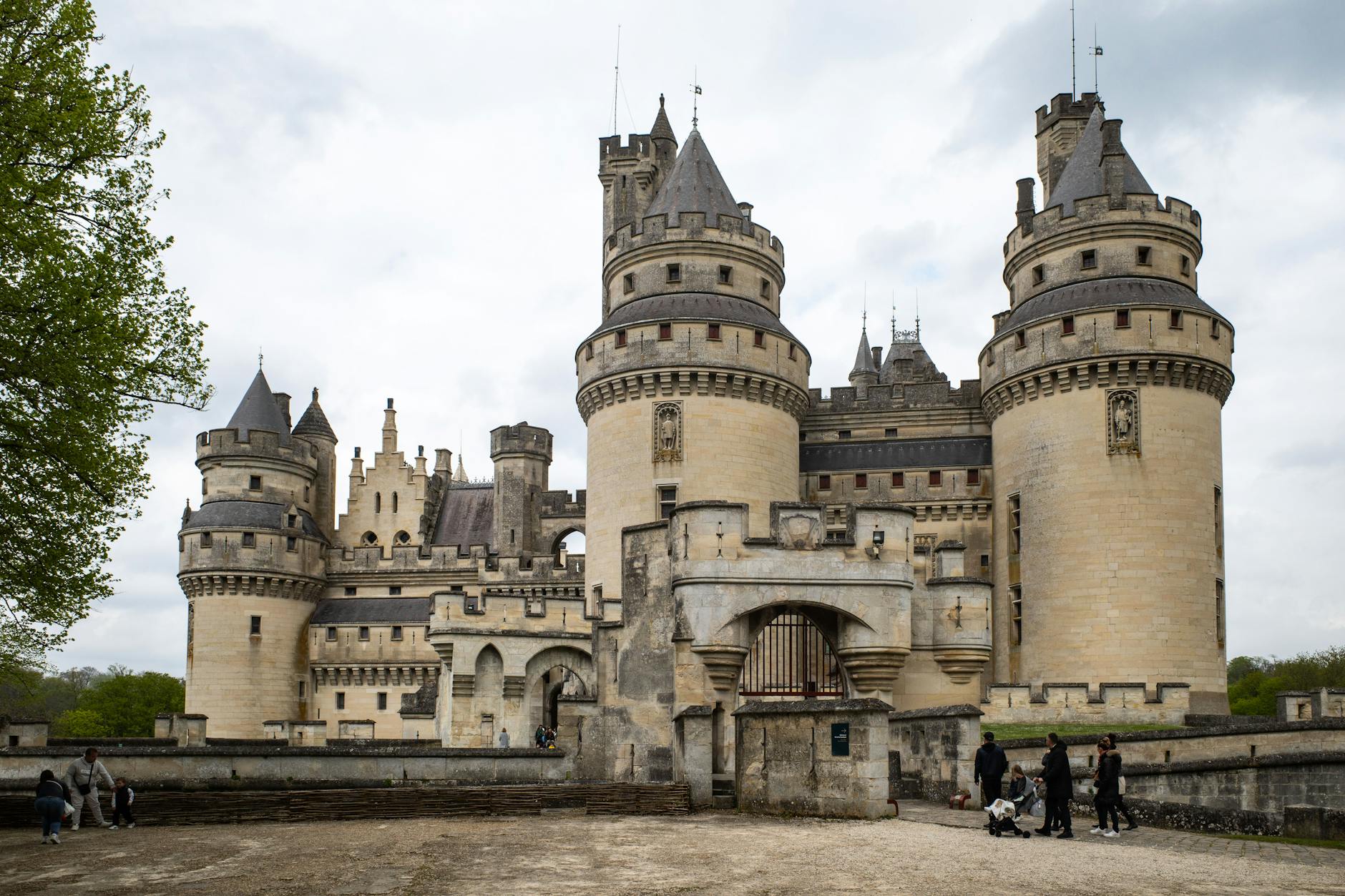Zamek Pierrefonds we Francji widziany z zewnątrz w słoneczny dzień