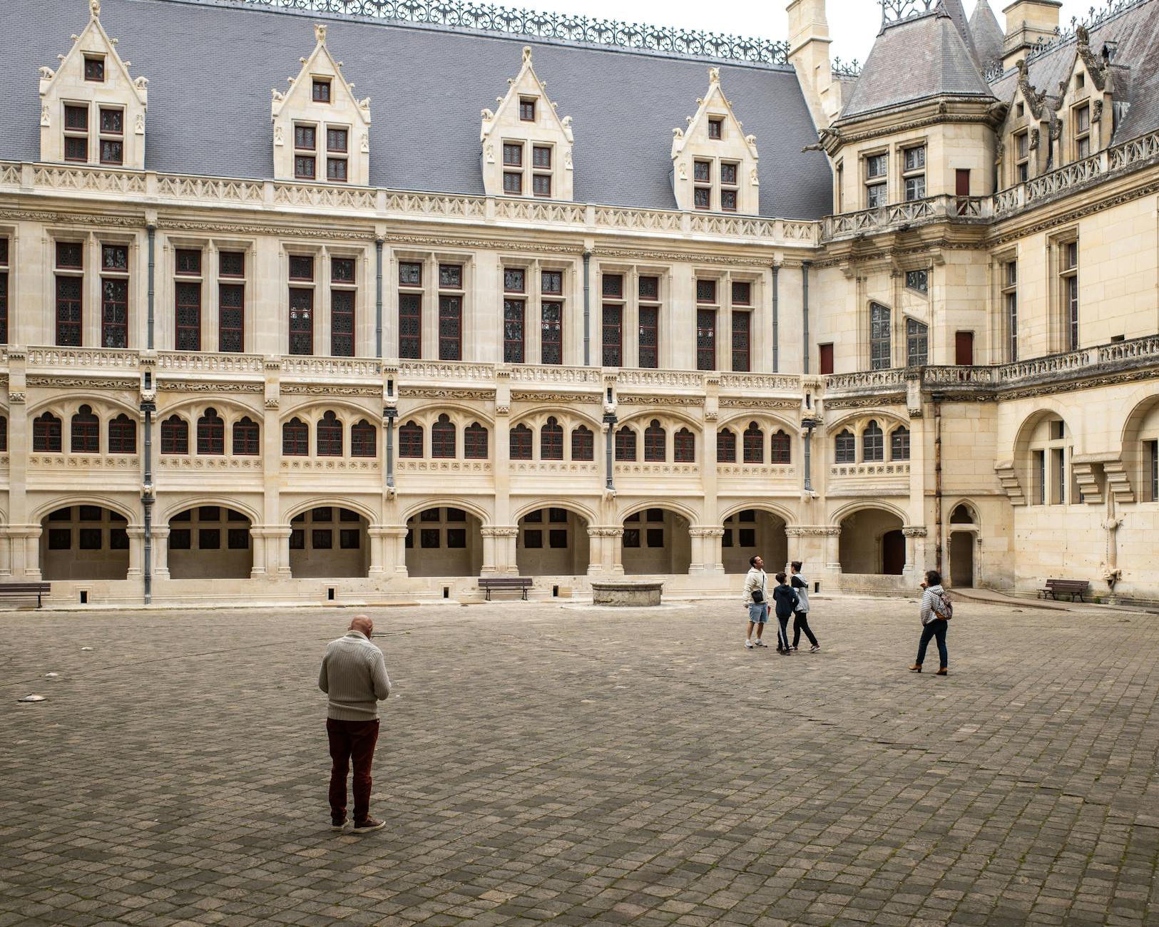 Jak fotografować francuskie zamki i opactwa, by opowiadały własną historię Zwiedzający na dziedzińcu zamku Château de Pierrefonds we Francji