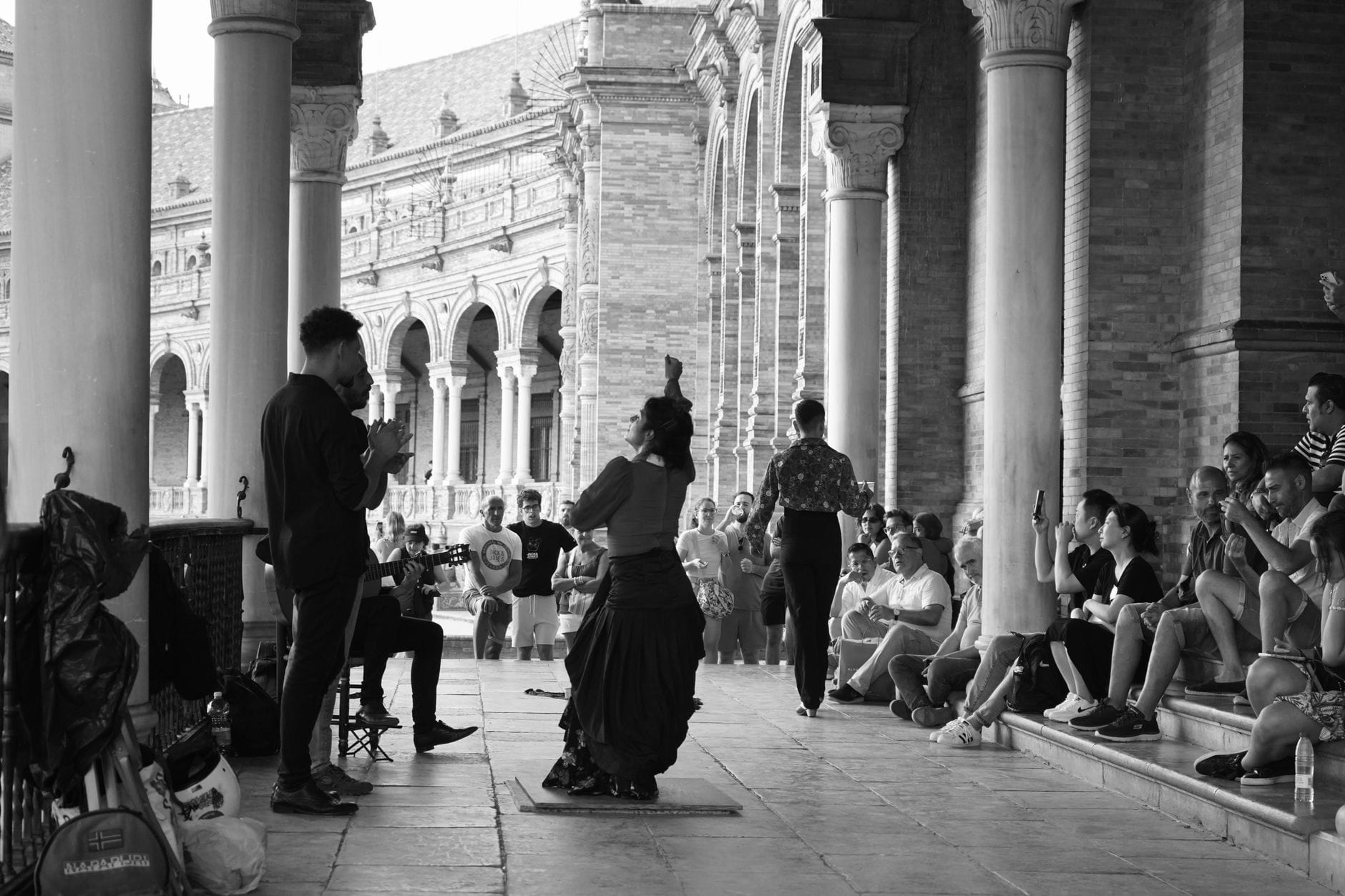 Tancerze flamenco występujący na Plaza de España w Sewilli