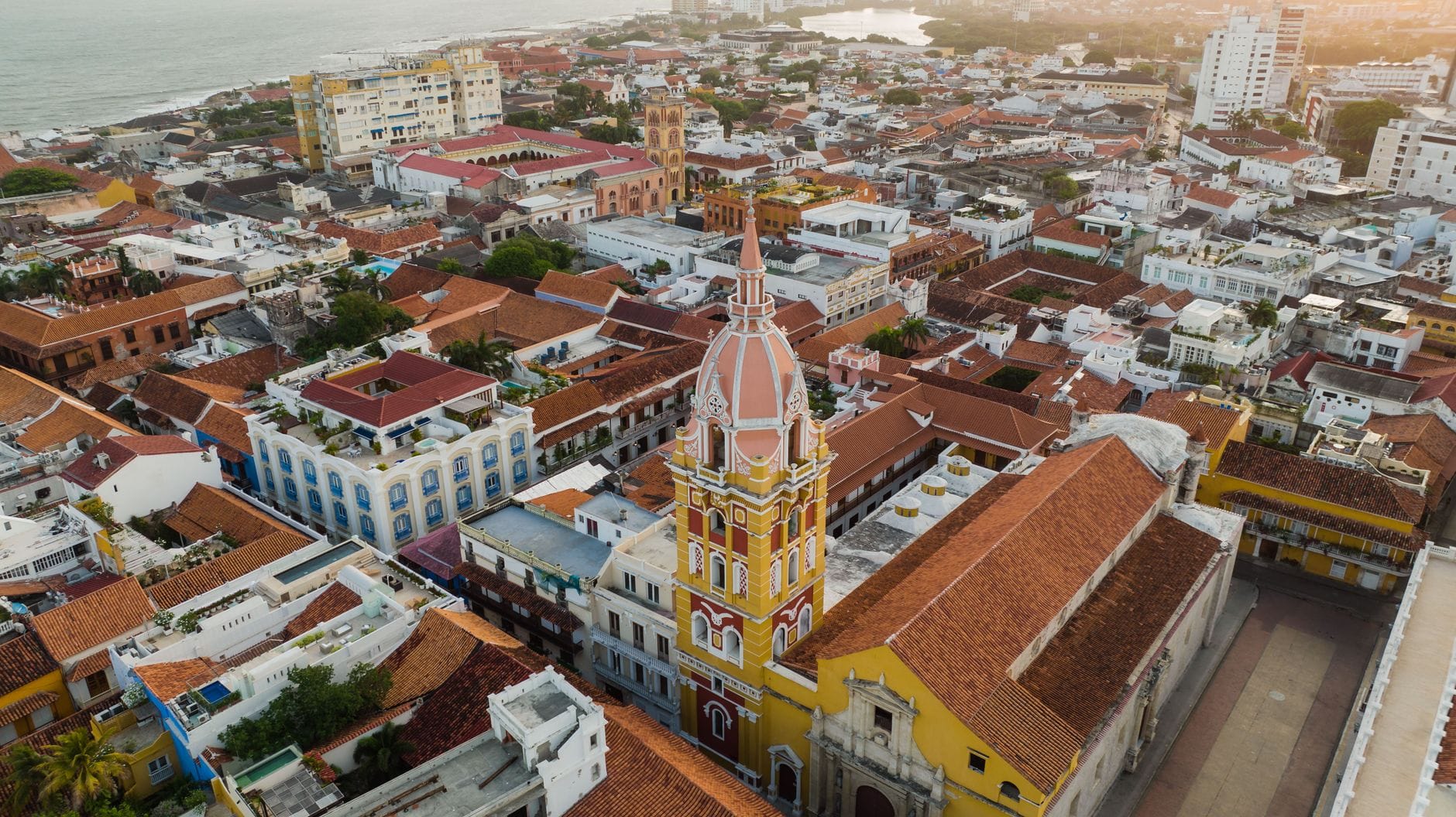 Kolorowe kolonialne kamienice w historycznym centrum Cartageny o zmierzchu