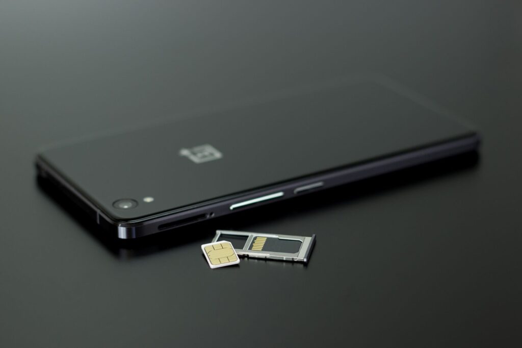 Smartfon z kartą SIM i kartą pamięci