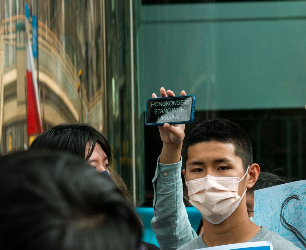 Uczestnicy protestu w Hongkongu ze smartfonami i wsparciem dla Ukrainy